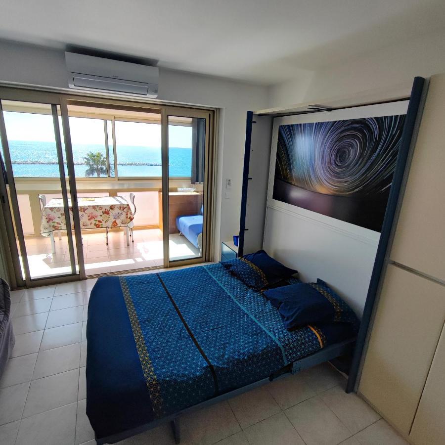 Grand Studio Bord De Mer- Acces Direct Aux Plages Saint-Laurent-du-Var Exterior foto